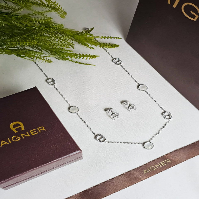 طقم انيق من ماركة اقنر AIGNER